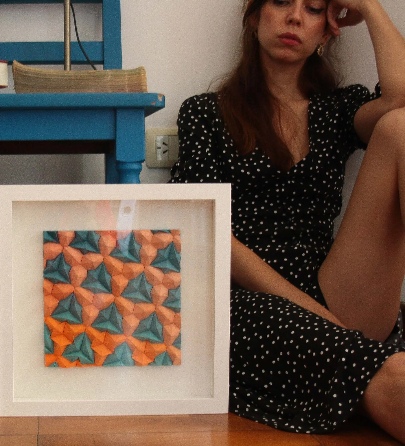 imagen de la artista junto a su obra
